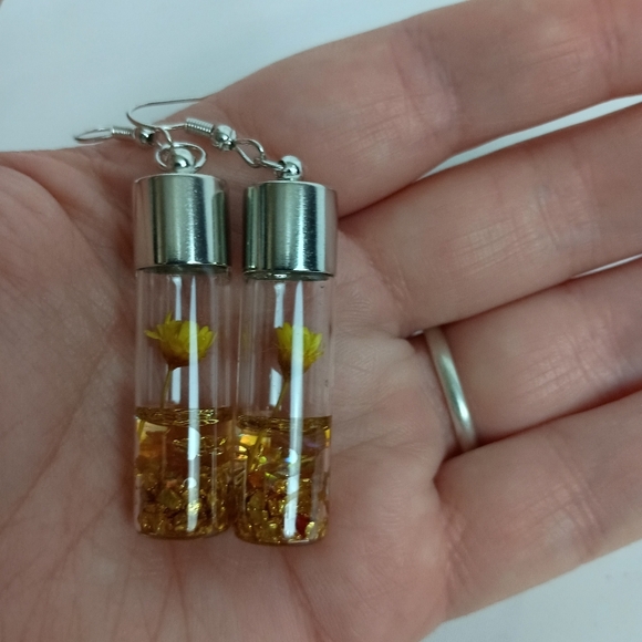 NEW Barbiecore Yellow Flower‎ Silver Dangling Gift earrings (#0285) - Picture 3 of 4